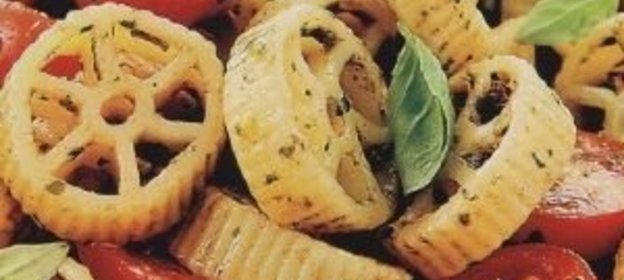 Макароны с соусом песто и помидорами