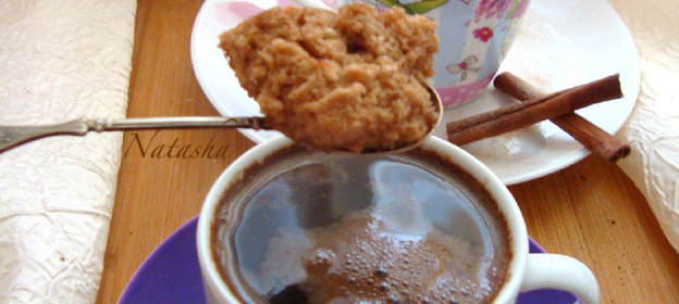 Кекс в кружке с вяленной земляникой к утреннему кофе