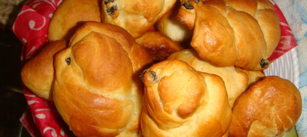Сдобные булочки с изюмом