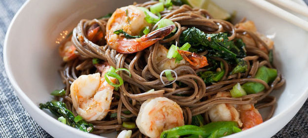 Гречневая лапша с креветками, брокколи и помидорами черри