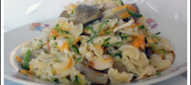 Макароны с овощами и куриной грудкой