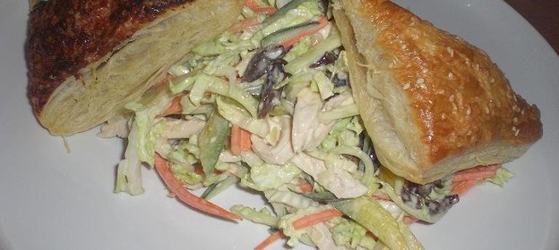 Овощной салатик со слоёнными хлебцем