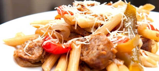 Паста с сосисками и овощами