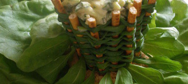 Яичный салат с рукколой в луковой корзинке