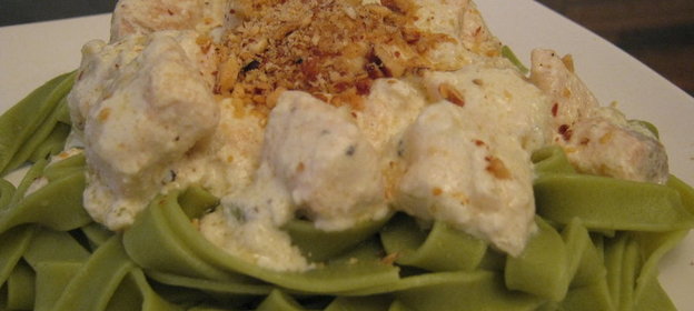 Паста шпинатная с сёмгой в сливочно-пикантном соусе