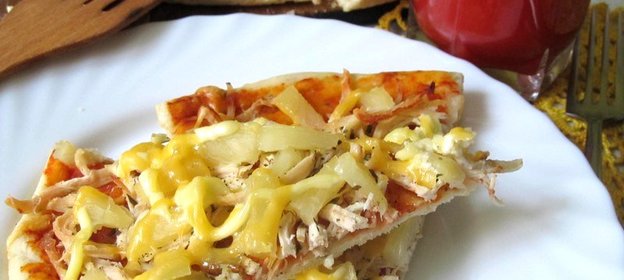 Пицца с курицей и ананасами
