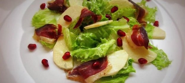Салат с яблоком и вяленой утиной грудкой