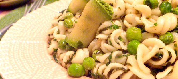 Паста FUSILLI с зеленым горошком и кабачками