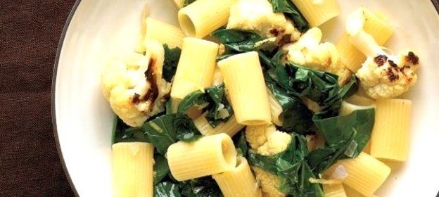 Паста с цветной капустой и шпинатом