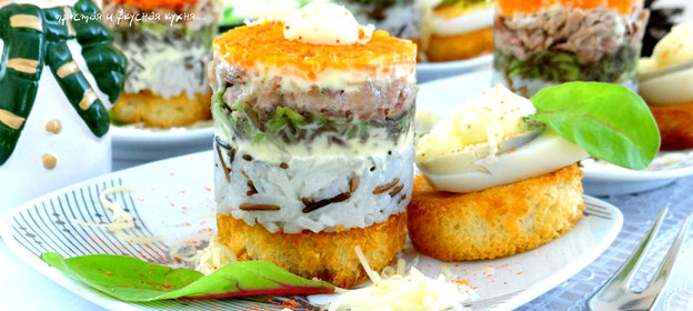 Порционный мясной салат-закуска на хлебце