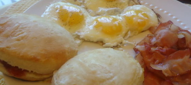 Завтрак - яйца с беконом и булочки (eggs, bacon and biscuits)