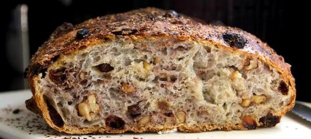 Хлеб с орехами и изюмом