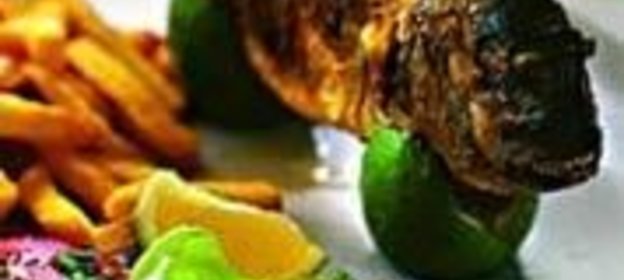 Морской окунь с хариссой и маслинами