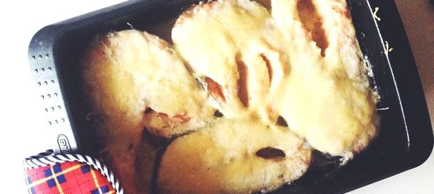 Стейк из семги в духовке под сырной корочкой