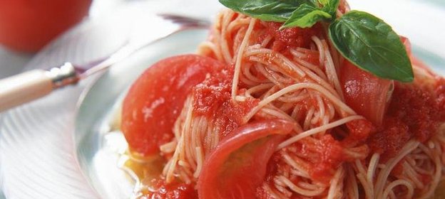 Спагетти с соусом из помидоров и каперсов