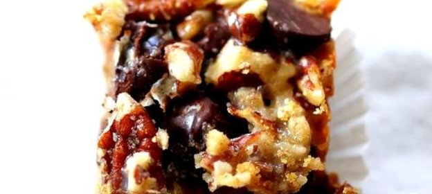 Пирожные с шоколадом, сгущенкой и орехами