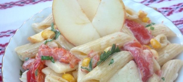 Макаронный салат с яблоком и запечённым перцем