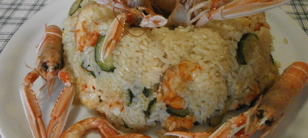 Купол из риса с морскими раками и королевскими креветками