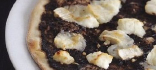 Пицца с соусом тапенада