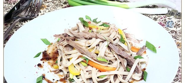 Гречневая лапша (соба) с запеченной уткой и сливово-имбирным соусом