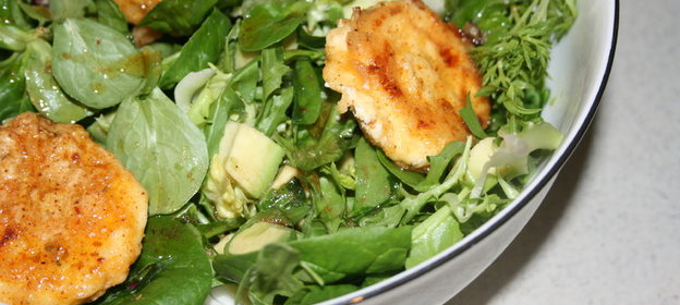 Зеленый салат с авокадо и жареным сыром