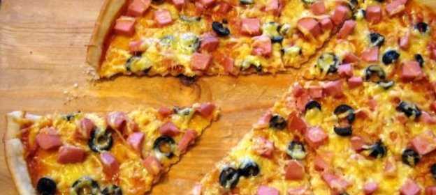 Пицца с колбасой и маслинами
