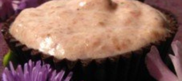 Шоколадные чашечки с клубнично-меренговым десертом