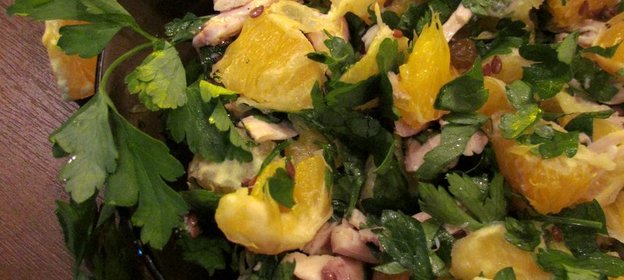 Апельсиновый салат с курицей