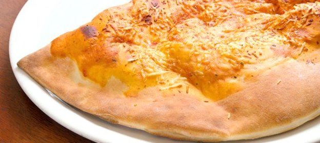 Закрытая пицца с брынзой