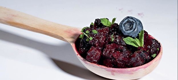 Соус из черники с хлебом и мятой