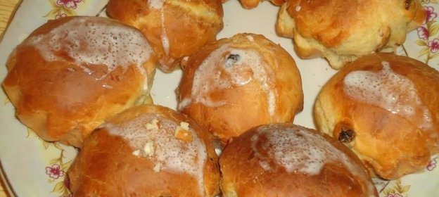 Дрожжевые булочки с изюмом