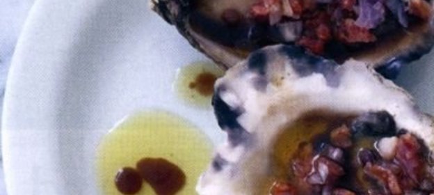 Салат из кальмаров, квашеной капусты и лука.