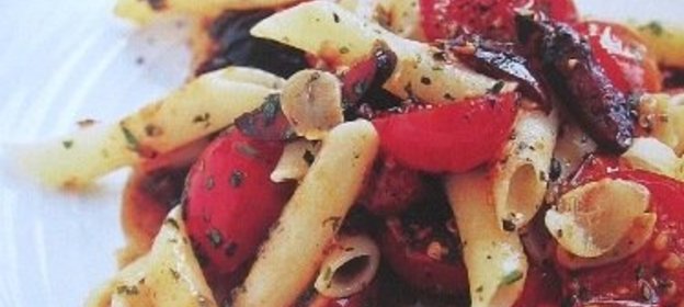 Макароны с томатами и оливками