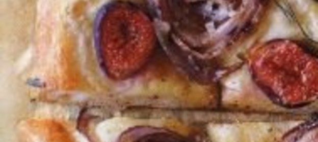Пицца с инжиром и луком