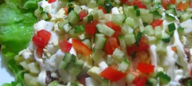 Слоеный салат с консервированной горбушей