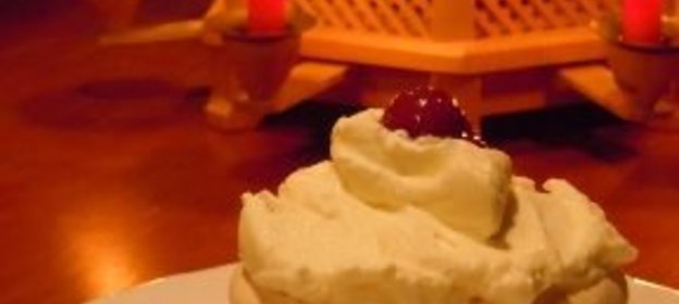 Tортики из безе и вишневого желе со взбитыми сливками (новогодние)