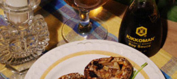 Грибы, фаршированные морским коктейлем