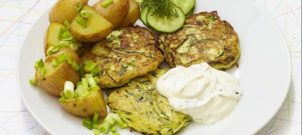 Кабачковые оладьи и молодой картофель