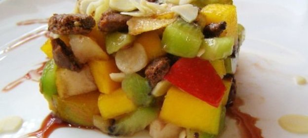 Фруктовый салат с печеньем