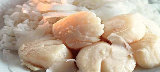 Морские гребешки с кокосовым рисом