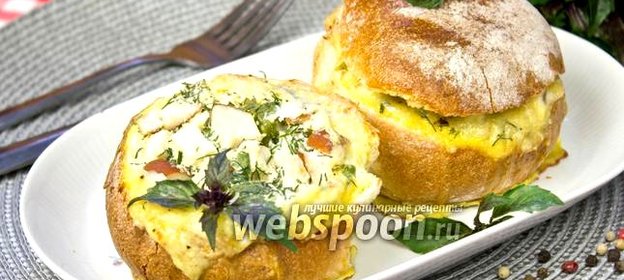 Булочки с копчёной грудкой, яйцом и сыром