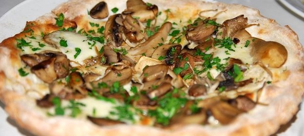 Пицца с шампиньонами и сыром