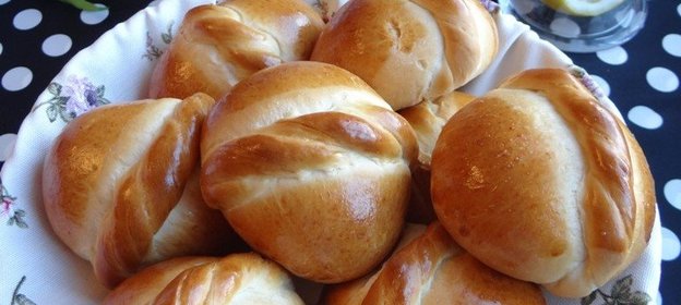 Медовые булочки с начинкой из сливочно-творожного сыра