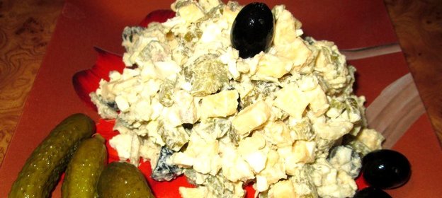 Салат с оливками и курицей