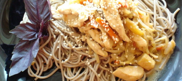 Гречневая лапша с курицей в кокосовом молоке