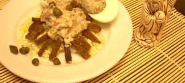 ФАРШИРОВАННЫЕ ржаным хлебом яйца на салате САДКО