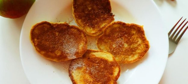 Яблочные оладьи с корицей