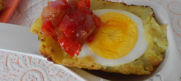 Яйца по-королевски с луковым чатни