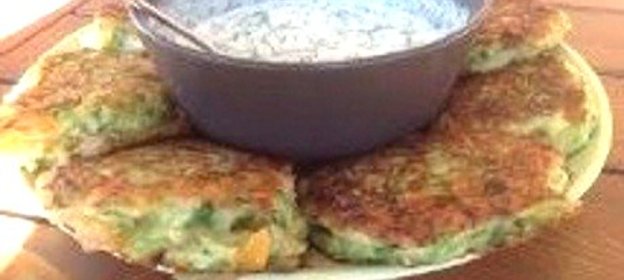 Оладьи из кабачков со сметанно-чесночным соусом