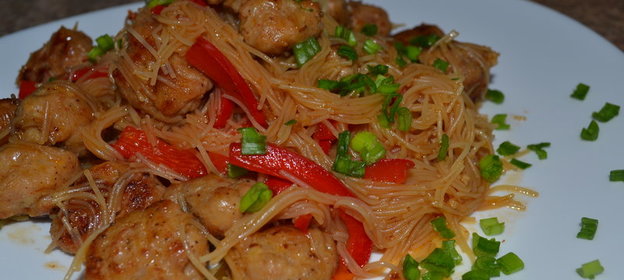 Рисовая лапша с имбирными фрикадельками